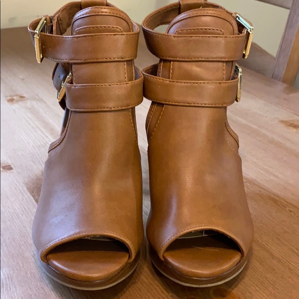Women’s size 6 heels